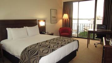 Premium bedding, in-room safe, iron/ironing board, free WiFi