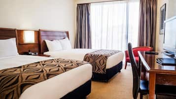 Ropa de cama de alta calidad y caja de seguridad en la habitación