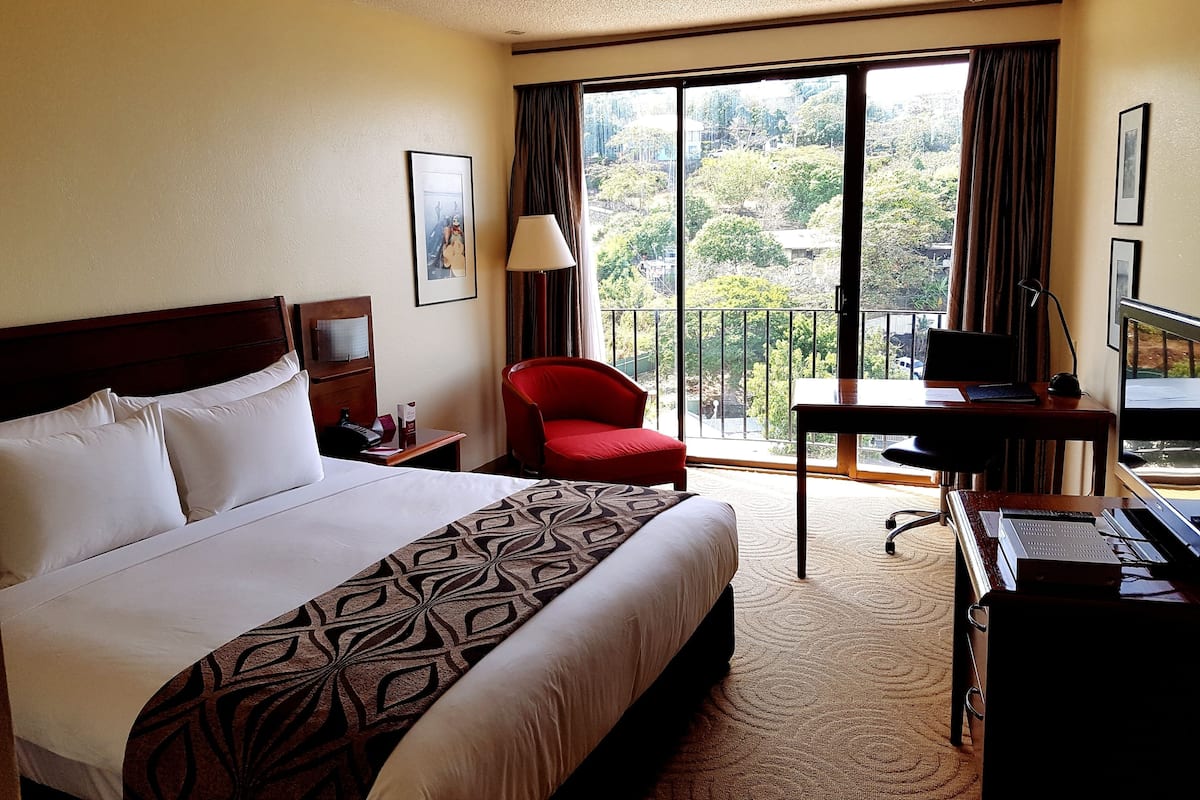 Ylelliset vuodevaatteet, tallelokero huoneessa, silitysrauta/-lauta