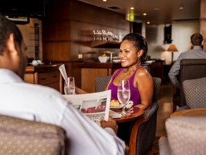 2 restaurants servant le petit déjeuner, le déjeuner et le dîner