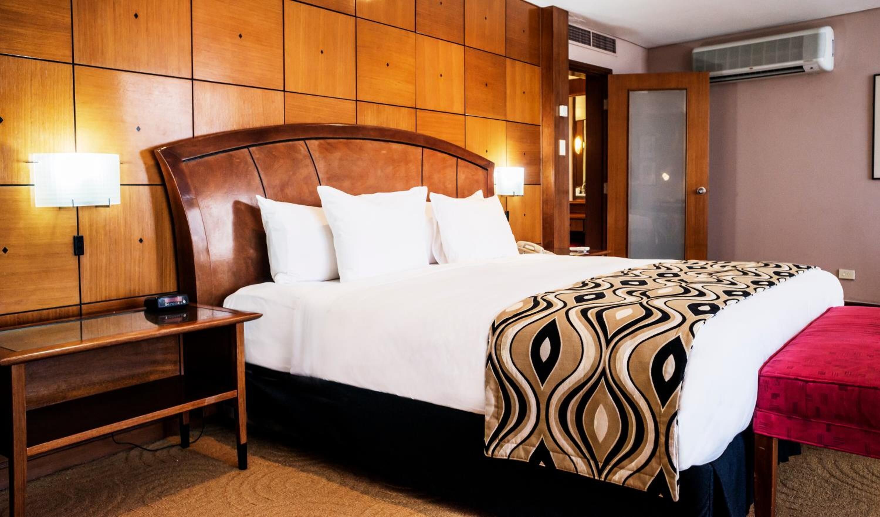 Premium bedding, in-room safe, iron/ironing board, free WiFi