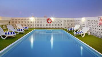 Piscine extérieure, chaises longues