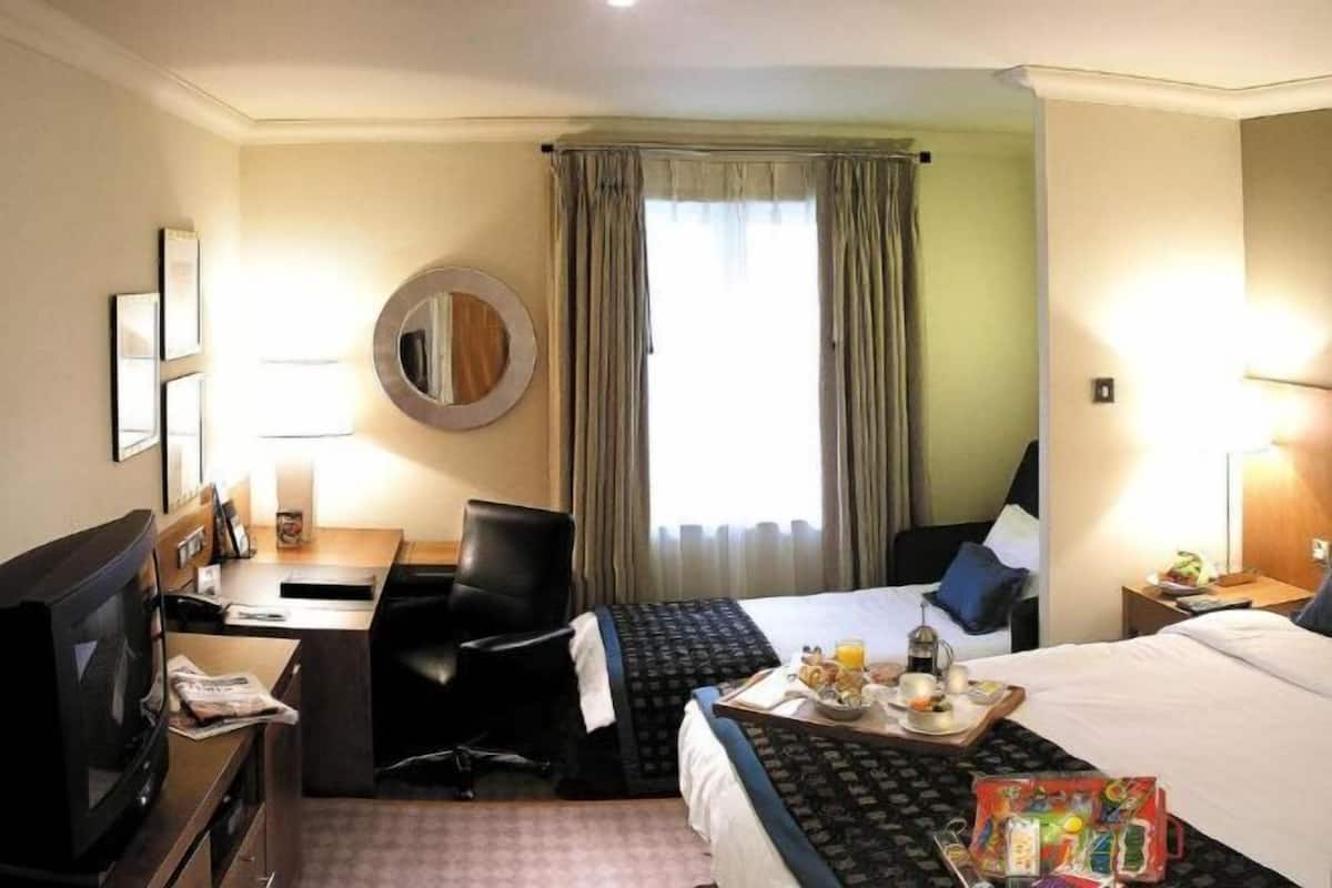 In-room safe, desk, iron/ironing board, free WiFi