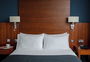 In-room safe, desk, iron/ironing board, free WiFi - Thorpe Park Hotel and Spa (Leeds)