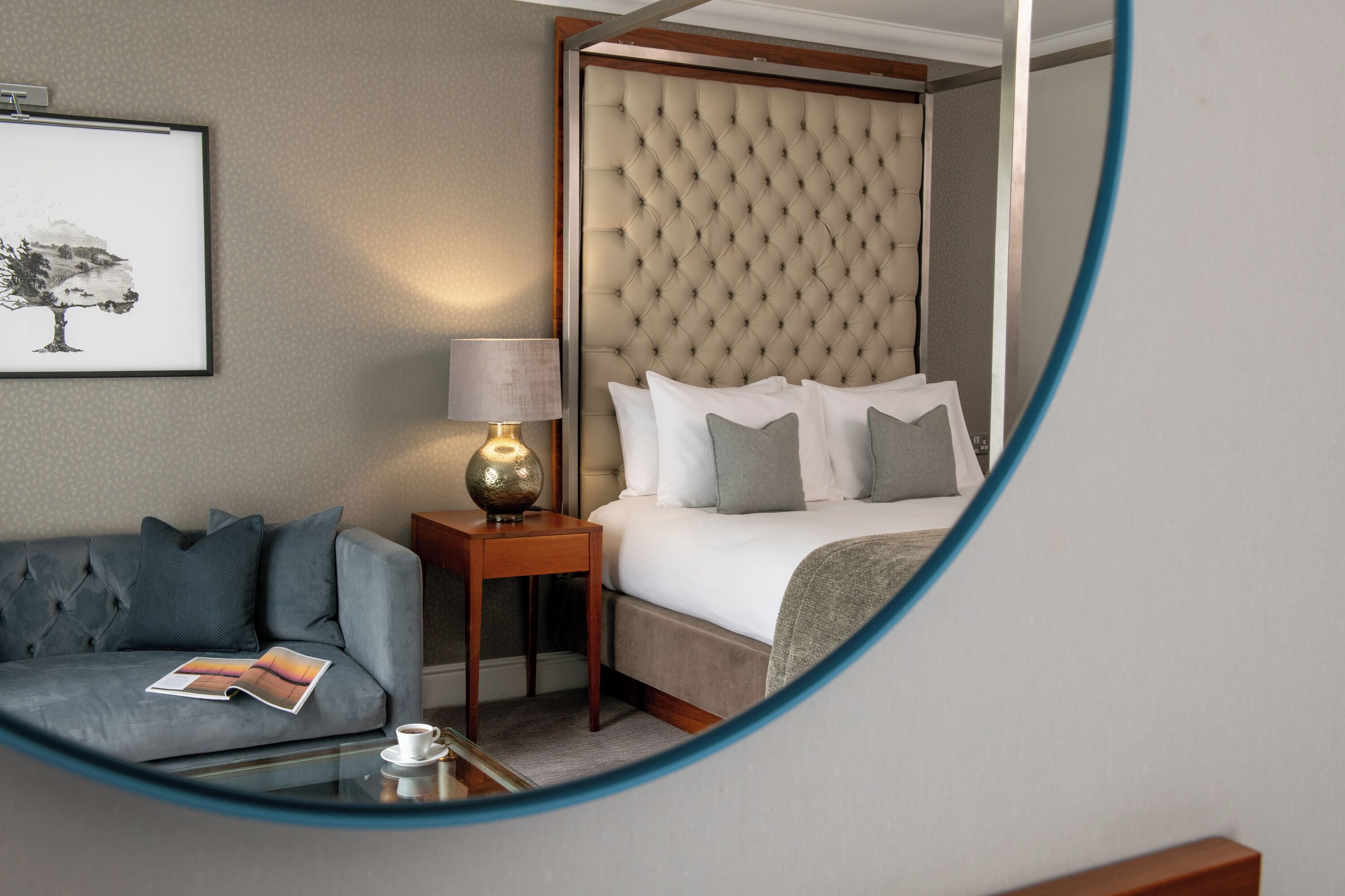 Four Poster Room | Värdeförvaringsskåp på rummet, skrivbord och strykjärn/strykbräda