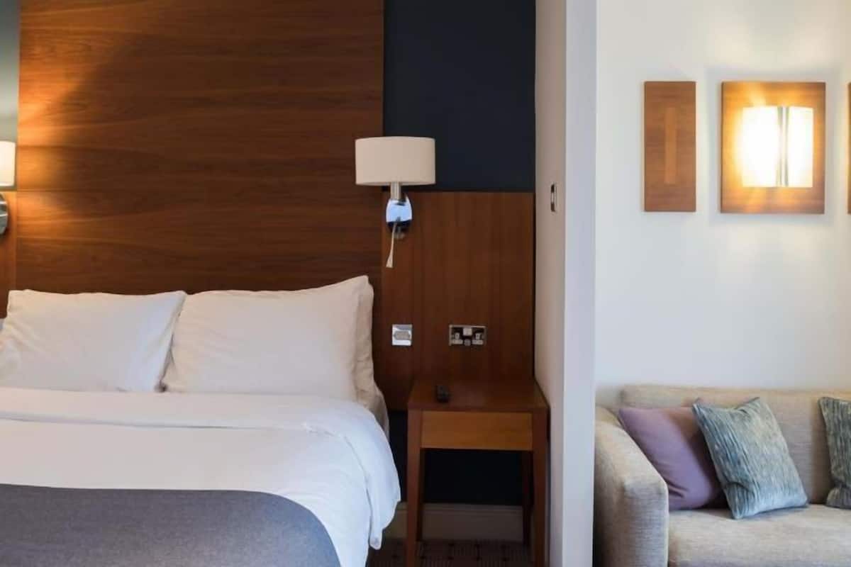 In-room safe, desk, iron/ironing board, free WiFi