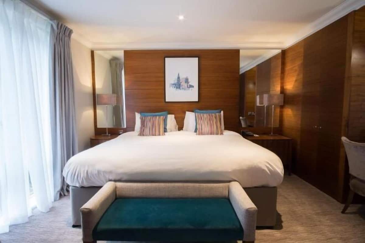 In-room safe, desk, iron/ironing board, free WiFi