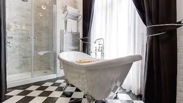 Deluxe Suite Room | Salle de bain | Chaussons, serviettes fournies
