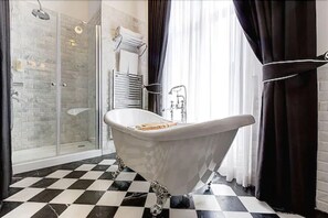 Deluxe Suite Room | Baño | Zapatillas y toallas