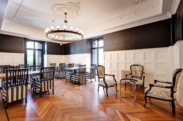 Lobby-Lounge