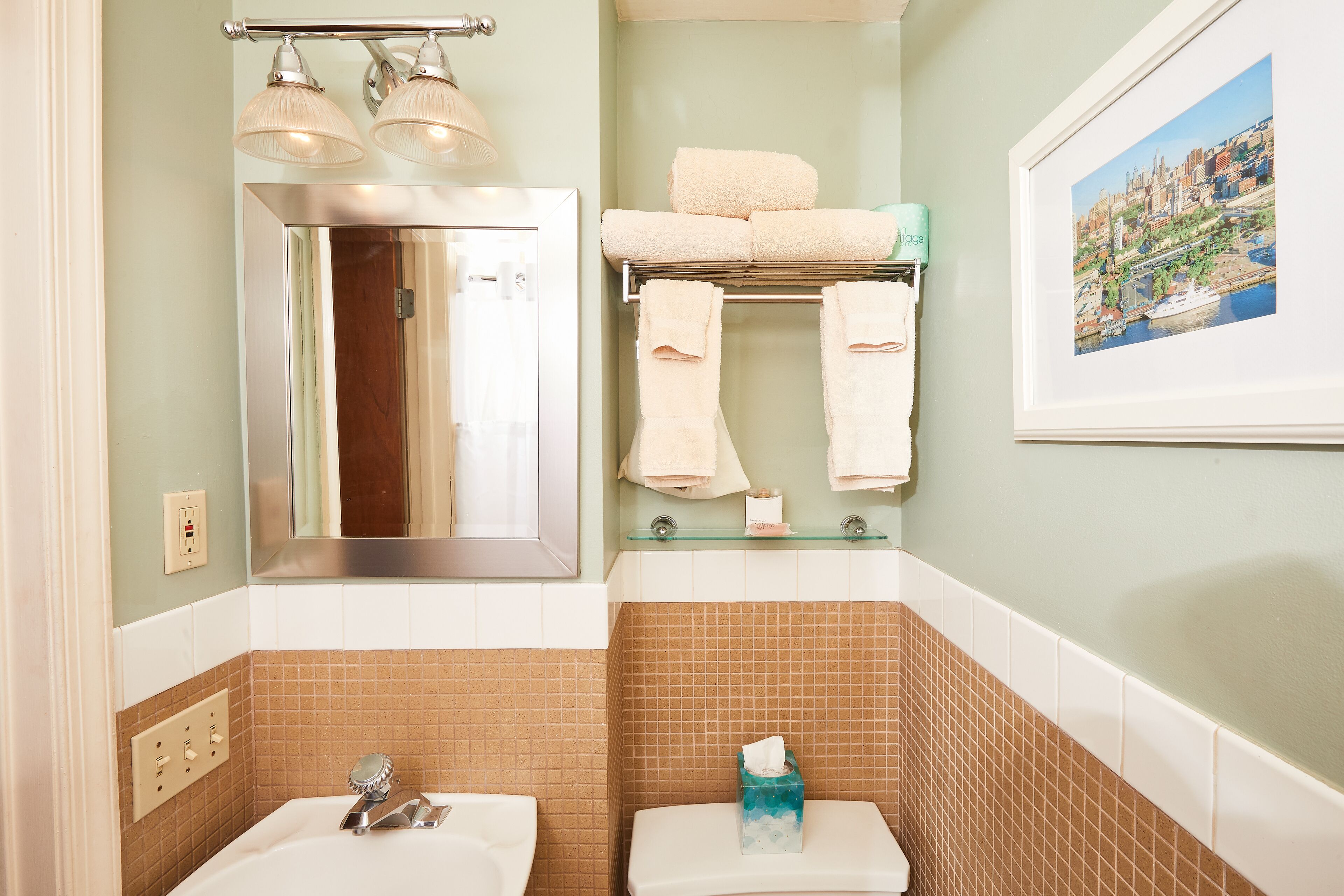 standard room, 1 queen bed, city view | bathroom | shower, free toiletries, hair dryer, towels