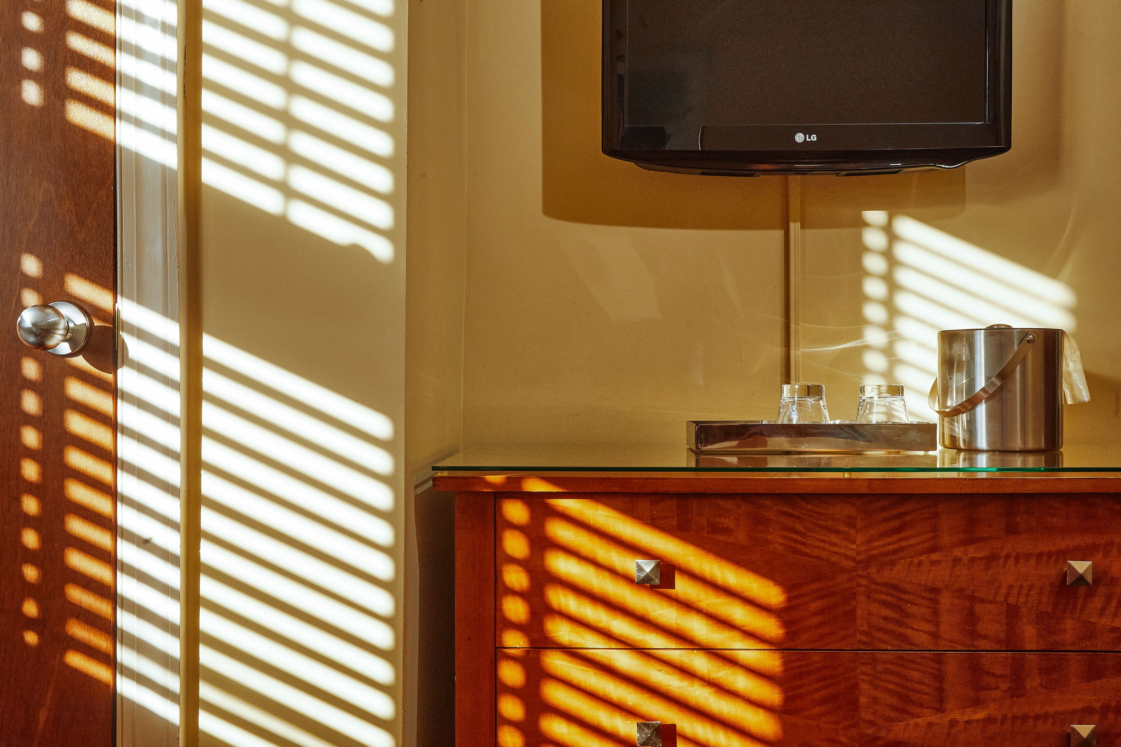 standard room, 1 queen bed, city view | 1 bedroom, in-room safe, desk, iron/ironing board