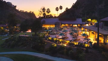 3 restaurantes; se sirve desayuno, almuerzo y cena; cocina californiana