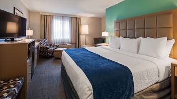 Een bureau, een laptopwerkplek, een strijkplank/strijkijzer