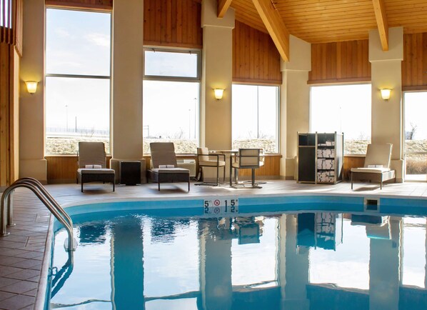 Indoor pool, sun loungers