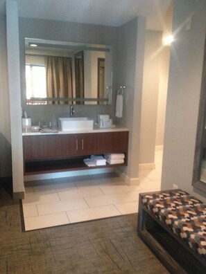 Escritorio y espacio para trabajar con laptop 