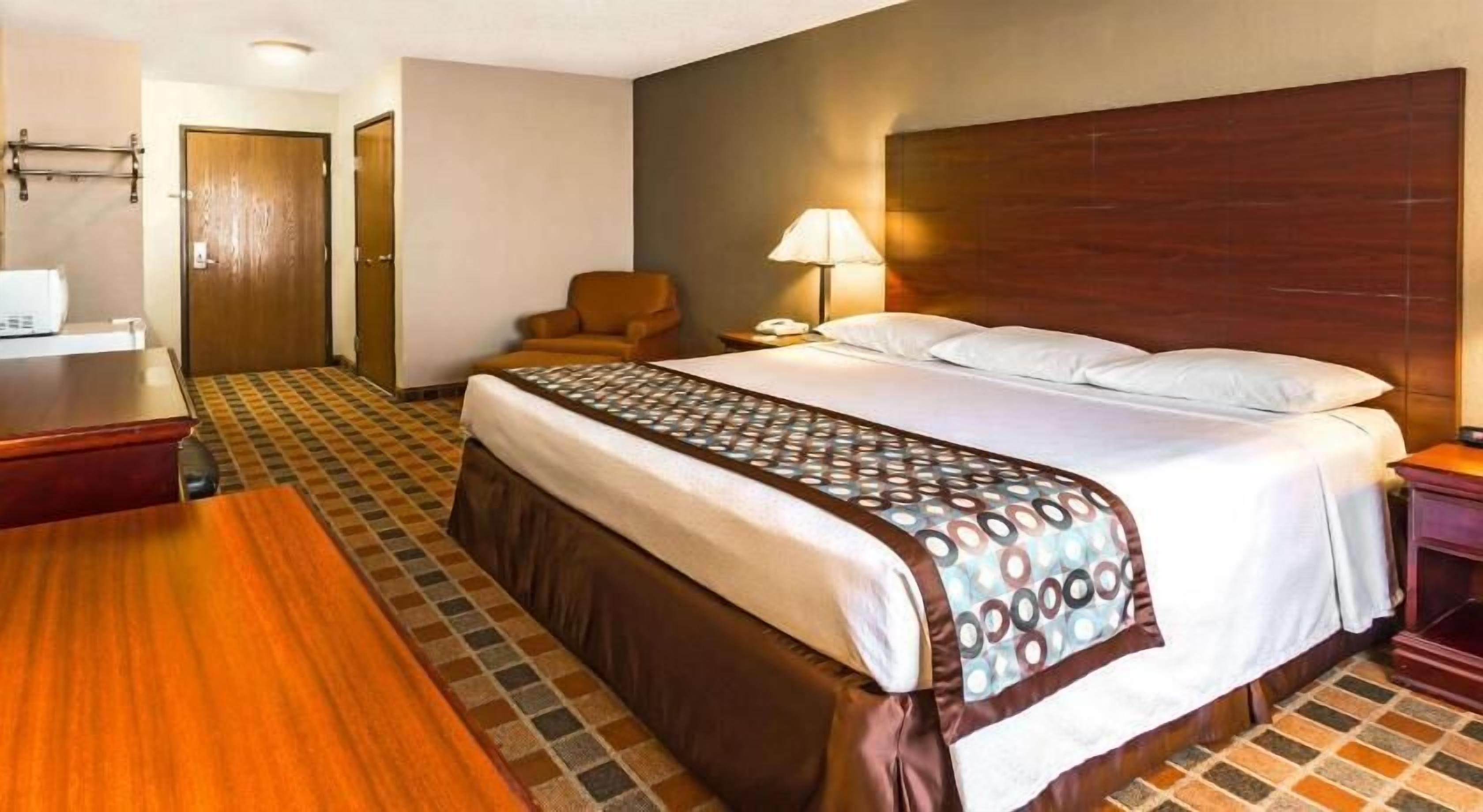 Escritorio, espacio para trabajar con laptop y cortinas blackout 