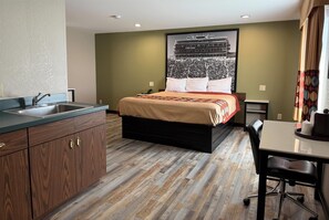 Kamer, 1 kingsize bed | Een bureau, een laptopwerkplek, verduisterende gordijnen