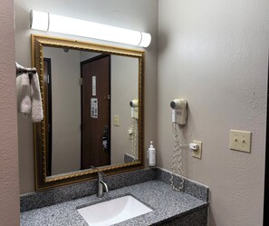 Escritorio, espacio para trabajar con laptop y cortinas blackout