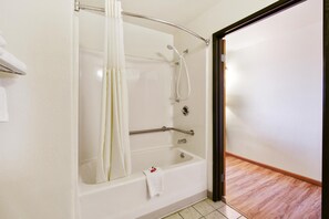 Chambre, 1 lit double, accessible aux personnes à mobilité réduite | Salle de bain
