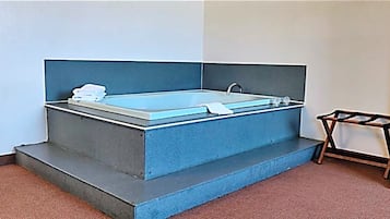 Premium Room, 1 King Bed, Jetted Tub | Jetted tub