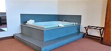 Premium Room, 1 King Bed, Jetted Tub | Jetted tub