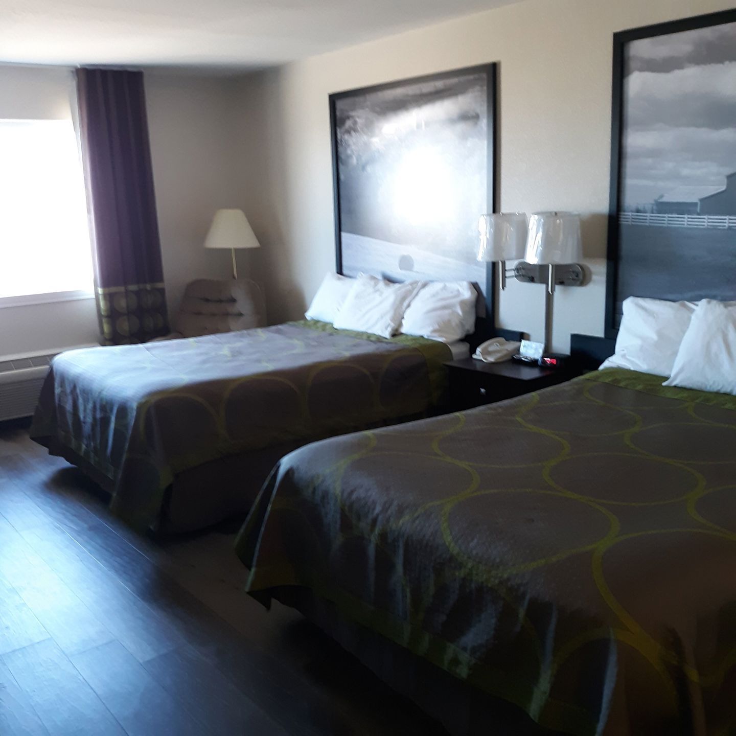 Escritorio, cortinas blackout y tabla de planchar con plancha 