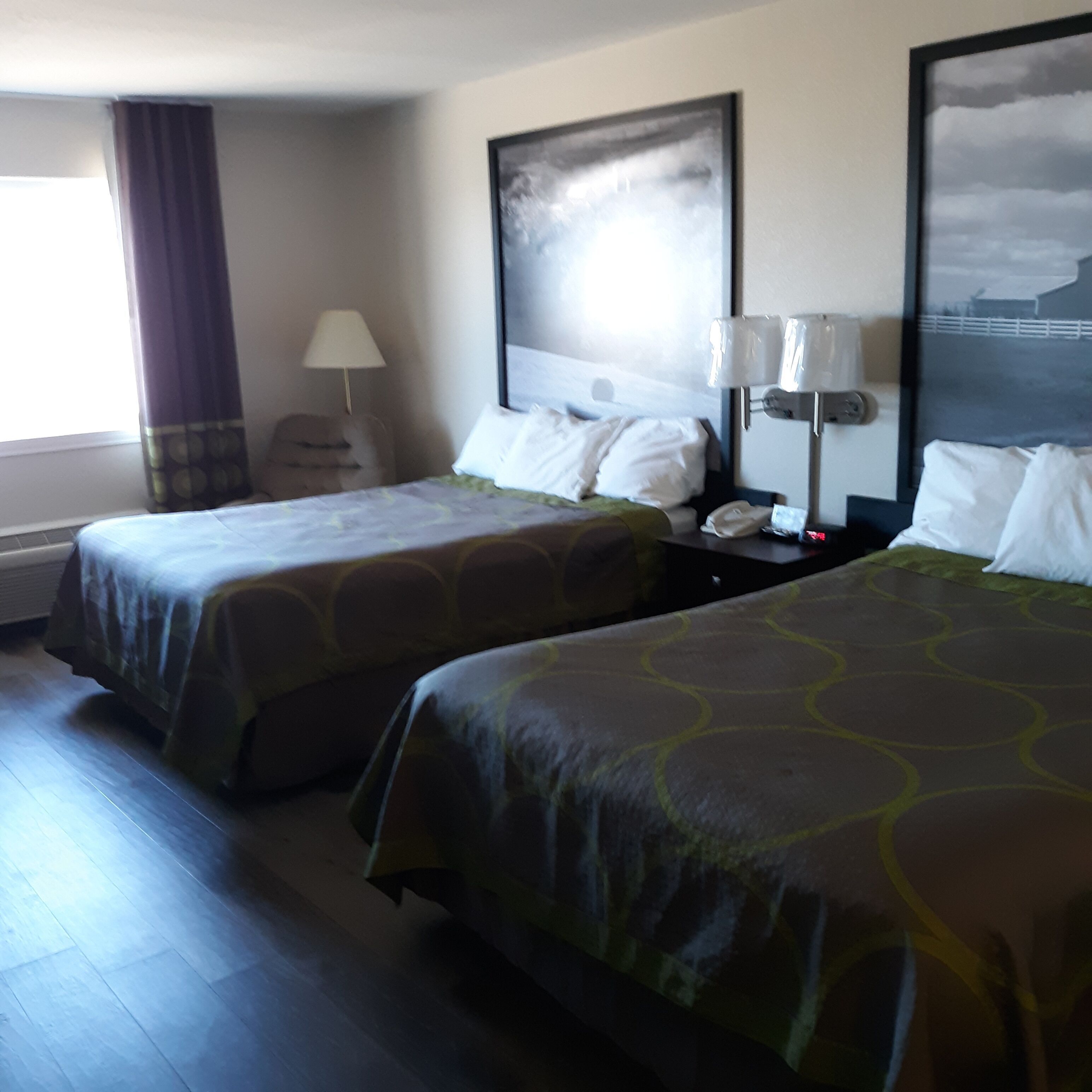 Escritorio, cortinas blackout y tabla de planchar con plancha 