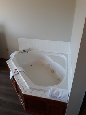 Jetted bathtub