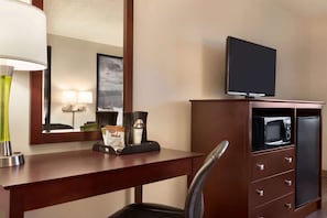 Rom – standard, 1 kingsize-seng | Skrivebord, blendingsgardiner og strykejern/-brett