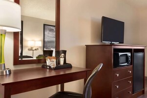 Standard Room, 1 King Bed | Desk, blackout drapes, iron/ironing board, rollaway beds