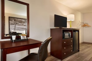 Chambre Standard, 2 grands lits | Bureau, rideaux d’obscurcissement, fer et planche à repasser