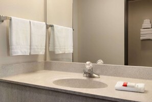 Tina con regadera, secadora de cabello, toallas 