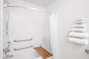 Værelse - 1 queensize-seng - handicapvenligt - ikke-ryger (Mobility) | Badeværelse | Kombination af bruser/badekar, hårtørrer, håndklæder