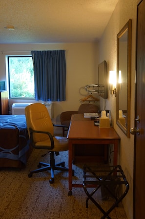 Chambre Standard, 1 grand lit | Bureau, lits bébé (gratuits), Wi-Fi gratuit, draps fournis