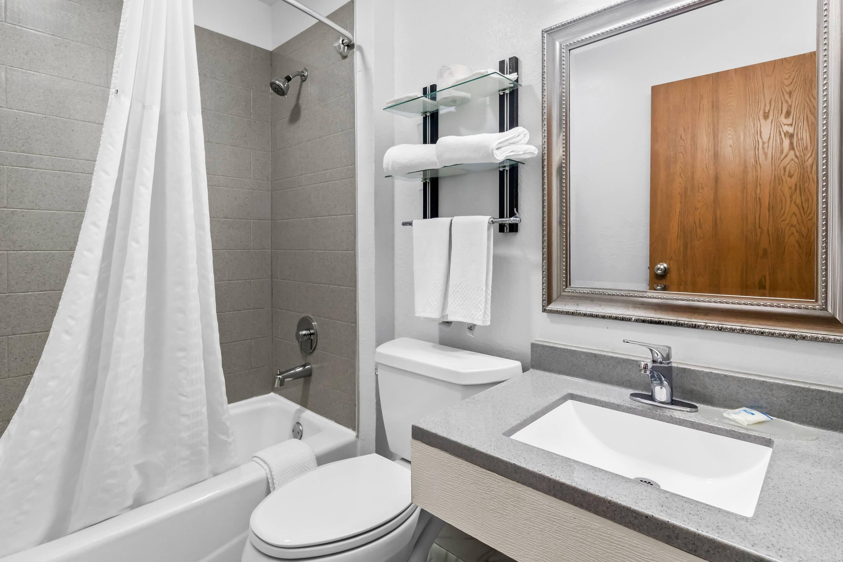 Un baño moderno con bañera, inodoro y lavabo.