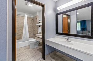 Escrivaninha, berços grátis, Wi-Fi de cortesia, roupa de cama