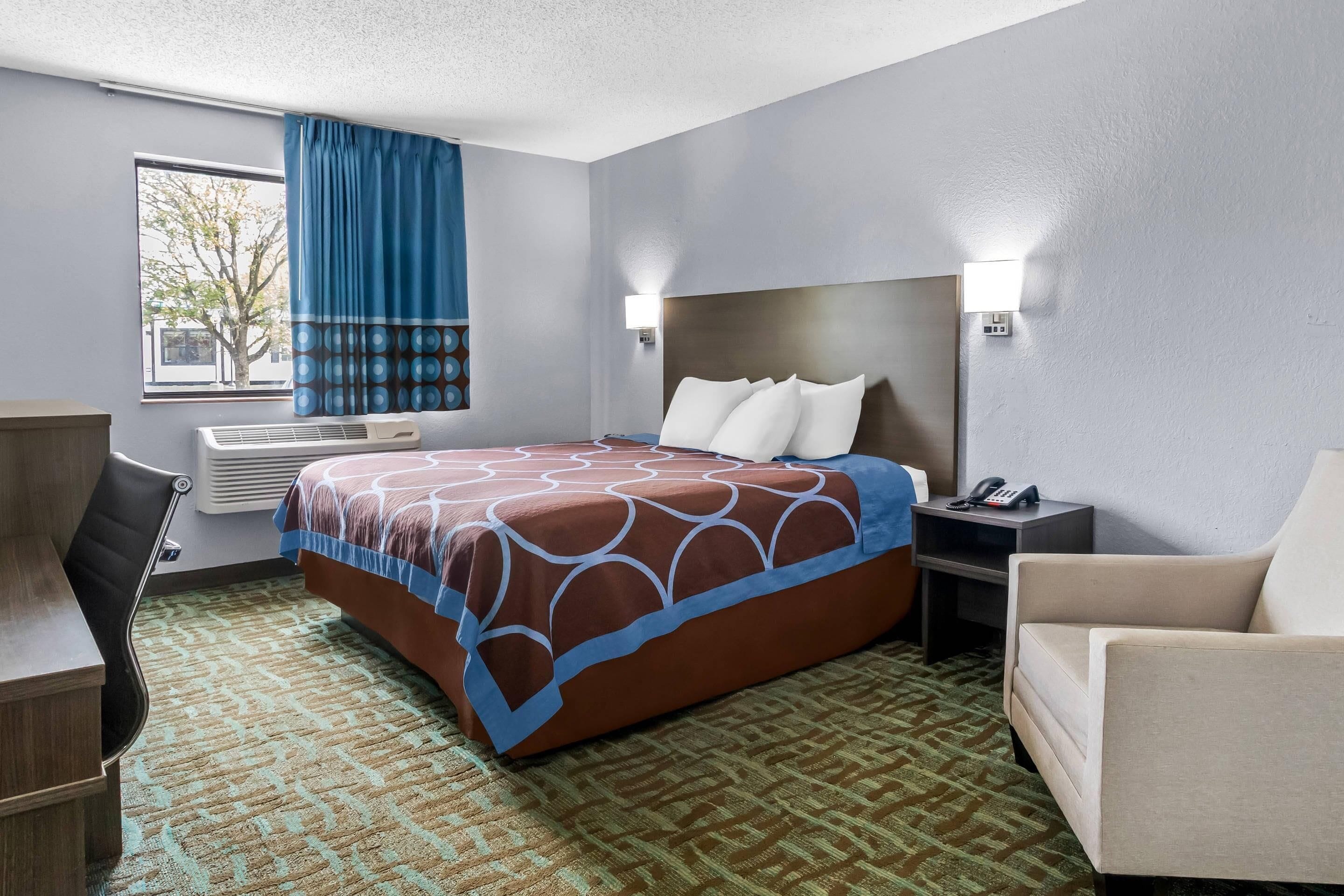 Standard Room, 1 King Bed, Non Smoking | Desk, free cribs/infant beds, free WiFi, bed sheets