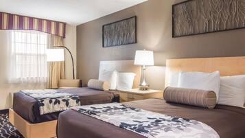 デスク、遮光カーテン、アイロン / アイロン台、可動式ベッド