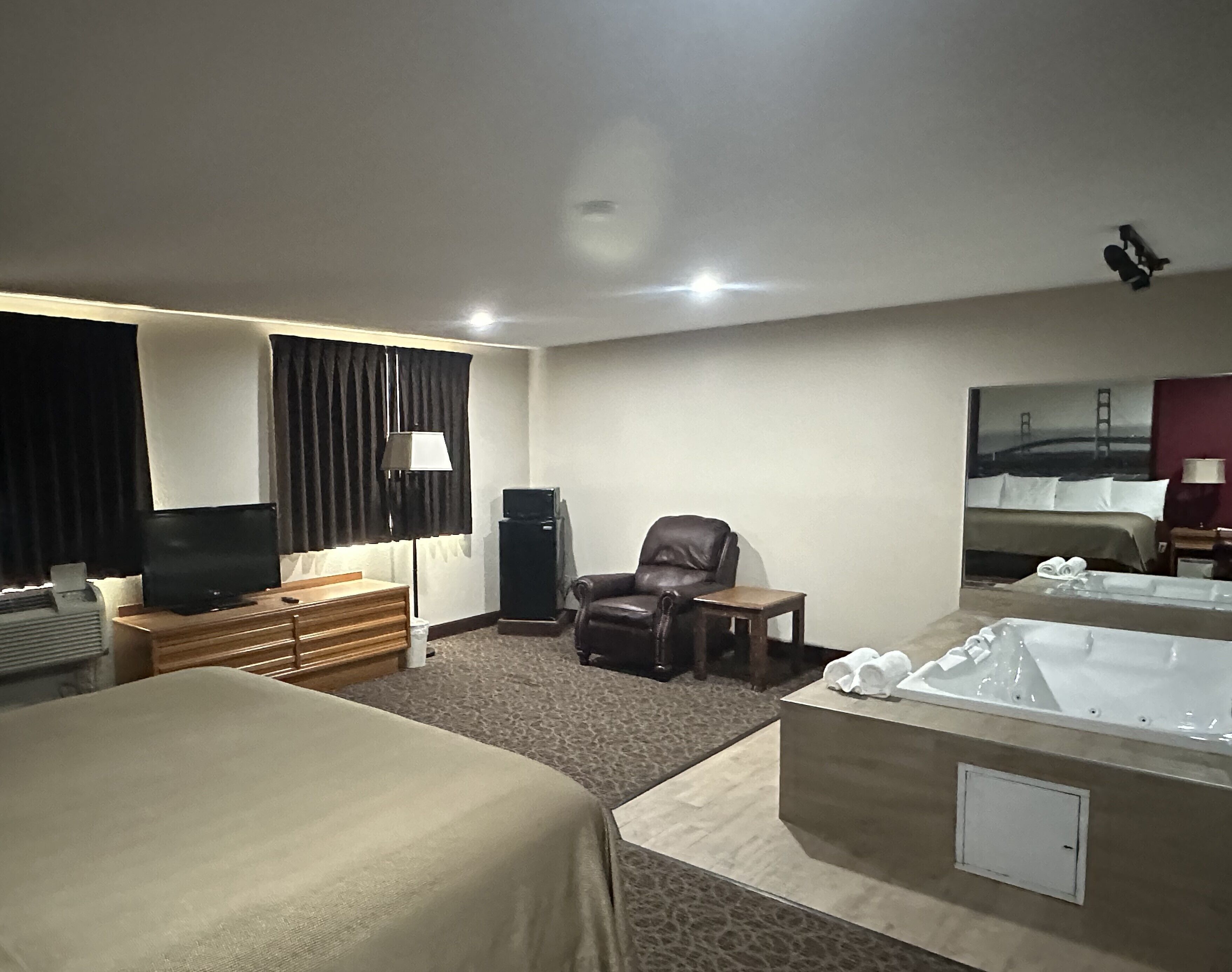 Studiosuite, 1 kingsize-seng, ikke-røyk | Oppholdsområde | En 42-tommers TV med kabel-kanaler