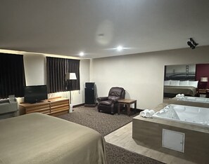 Suite monolocale, 1 letto king, non fumatori | Area soggiorno | TV 42 pollici con canali via cavo