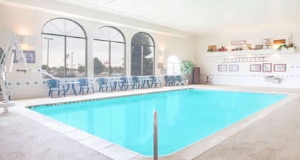 Super 8 by Wyndham West Branch