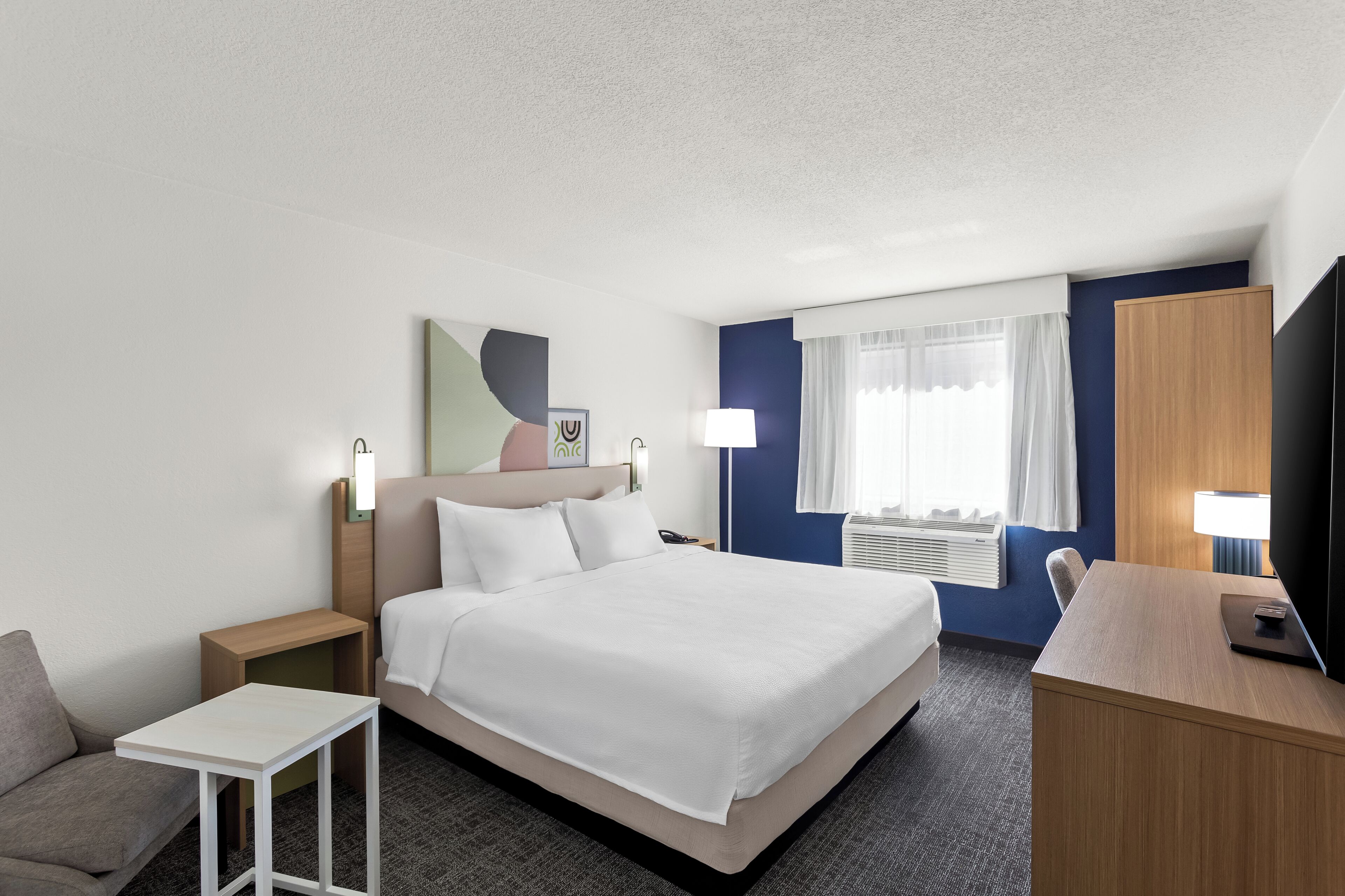 Room, 1 King Bed | Iron/ironing board, free cribs/infant beds, free WiFi, bed sheets