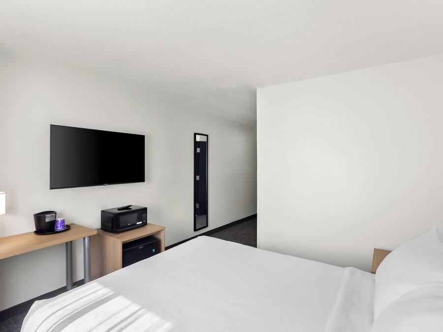 Room, 1 Queen Bed, Accessible, Bathtub (Mobility) | Iron/ironing board, free cribs/infant beds, free WiFi, bed sheets