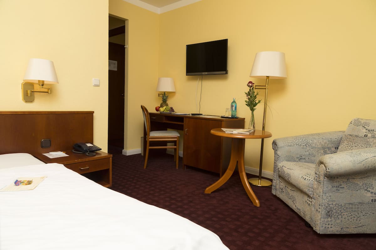 Hypo-allergenic bedding, minibar, in-room safe, desk