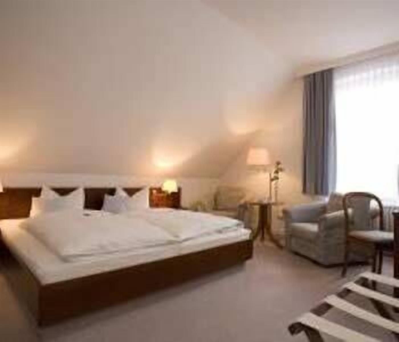 hypo-allergenic bedding, minibar, in-room safe, desk