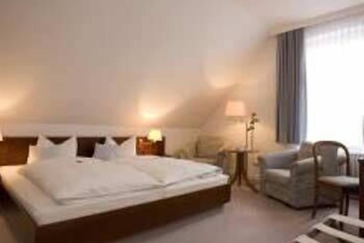 hypo-allergenic bedding, minibar, in-room safe, desk