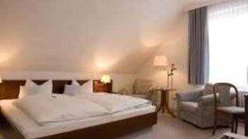 Allergikerbettwaren, Minibar, Zimmersafe, Schreibtisch