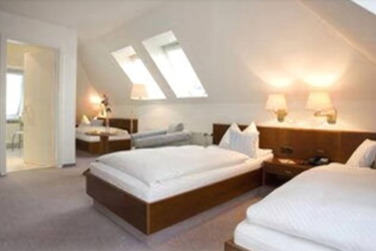 triple room | hypo-allergenic bedding, minibar, in-room safe, desk