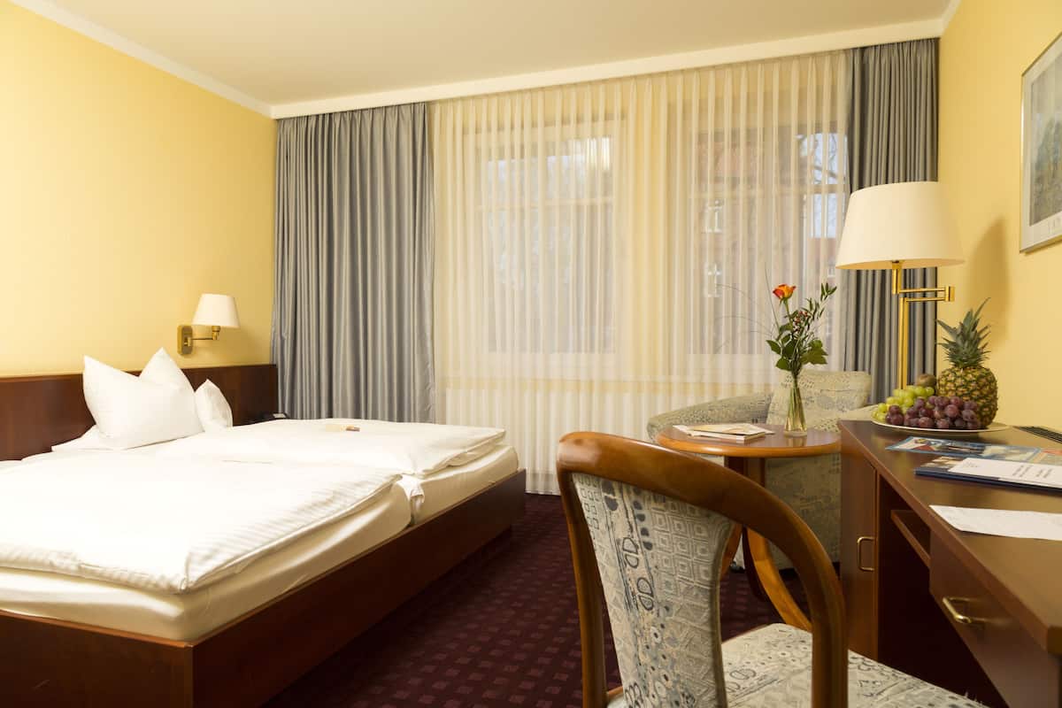 Hypo-allergenic bedding, minibar, in-room safe, desk